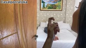 ela aproveito que eu estava descansando e foi fuder com o meu marido escondido no pelo , mais vai ter troco