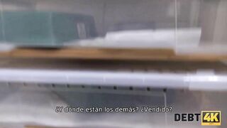 DEBT4k. El Agente De La Deuda Llega a La Casa De Eveline Dellai y La Clava