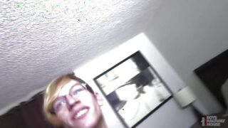 Forró POV szopás intenzív bareback seggbebaszáshoz vezet hatalmas gecilövéssel