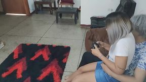 jugando play me follo a mi inocente ahijada que llego de visita casi nos pillan sus padres