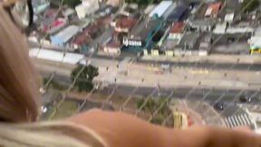 loira gostosa e surpreendida na sacada, faz um boquete gostoso e fica com o cuzinho arrombado cheio de porra