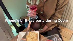 スームて友達の誕生日会中尿意を催しハレないように少しすつおもらしするも