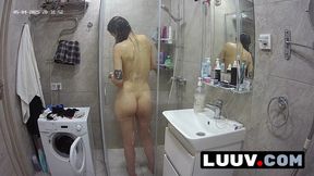 LUUV. Alice films his preparation for the first date after a argument