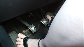 Barfu&szlig_ in Flip Flops ** Auto fahren **