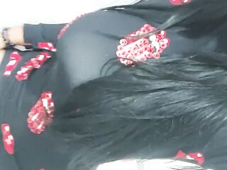 Escondida en baño publico