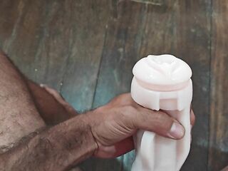 Gozando muito nos meus pés com uma buceta artificial de silicone