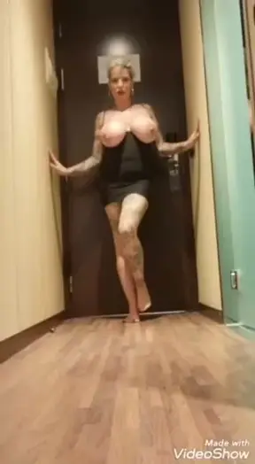 te gustaria que me acercara asi , de rodillas como una gata en busca de eso que tienes escondido en tus pantalones? jugamos?