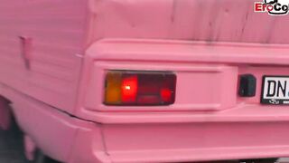 Deutsche notgeile Hausfrau schlampe abgeschleppt und im auto gefickt