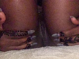 Black Brown Dominatrix-bitch Lazily Massages her Oiled Haunches And Wet Vagina Close Up Screw