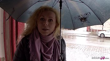 Deutsche Hausfrau bei echten Strassen Casting in Berlin f&uuml_r Geld AO gefickt - German MILF