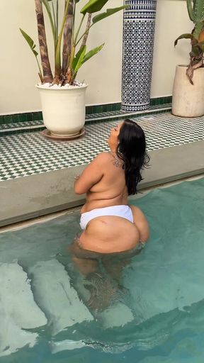 BBW Twerking in Pool Splashing Water with Huge Ass. Wet Fat Booty Clapping Outdoor