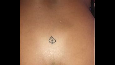 &quot_Fica na punheta corninho, fica&quot_. Casada novinha safada, humilha o corno e fode com o amigo do marido e deixa o corno na punheta.