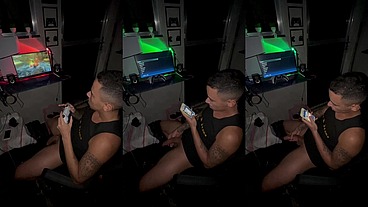Novinho jogando pelado
