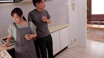 "If I find out that I'm a virgin, my step daughter might hate me."Even though I had a girlfriend for the first time, Noboru gives in to the temptation of Yuu, Kanna's step mother. First kiss and first blowjob that I've never done with Kanna... Even vagina