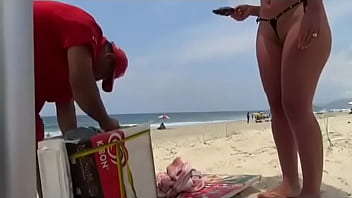 Se exibindo na praia