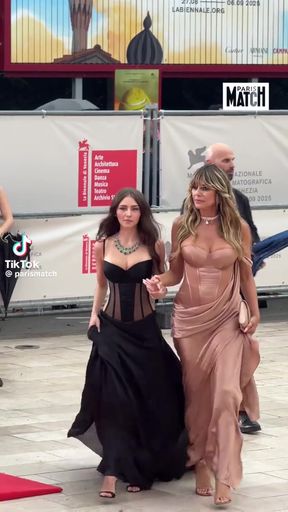 Busty model Heidi Klum showcases her cleavage with a stunning display