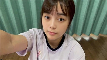 臭そうなジーンズ履いた女子大生。オナニーしてたらもっと部屋が臭くなりました。
