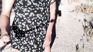 transgirl hermosa en mini vestido y sandalias camina en publico muy caliente