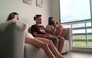 Estamos aburridos viendo tv asi que mis dos hermanastras me masturban y tenemos sexo