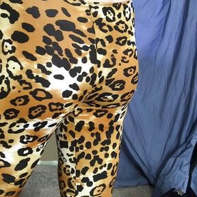 Booty show in cheetah print leggings