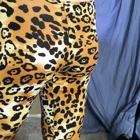 Booty show in cheetah print leggings