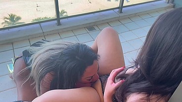 CHUPANDO O PAU DA TRANS E SENDO FODIDA NA VARANDA - ALICE LINS E AYLLA GATINNA