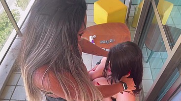 CHUPANDO O PAU DA TRANS E SENDO FODIDA NA VARANDA - ALICE LINS E AYLLA GATINNA