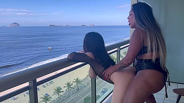 CHUPANDO O PAU DA TRANS E SENDO FODIDA NA VARANDA - ALICE LINS E AYLLA GATINNA