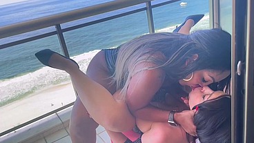 CHUPANDO O PAU DA TRANS E SENDO FODIDA NA VARANDA - ALICE LINS E AYLLA GATINNA