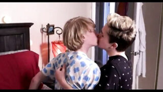 Fellatio, para, goły tyłek, rude – Analny trójkąt dla chudych gejowskich dziwek