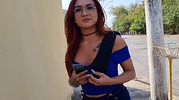 Fui passear na praça e o desconhecido me chamou pra entrar na sua casa, acabou me fodendo no pelo no quintal da sua casa. Ator: Carmona