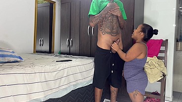 Fodendo a mini buceta da anãzinha e o cozinho dela pela primeira vez
