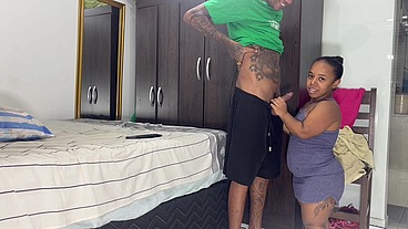 Fodendo a mini buceta da anãzinha e o cozinho dela pela primeira vez