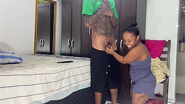 Fodendo a mini buceta da anãzinha e o cozinho dela pela primeira vez