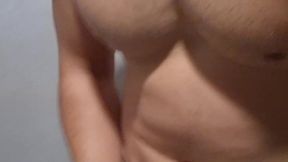 Chica masta en la ducha del gimnasio