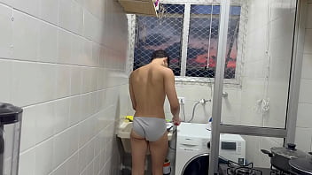 FUI PRA CASA DE UM AMIGO. ACORDEI ELE TAVA S&Oacute_ DE CUECA PRA ME PROVOCAR. BOTEI PRA MAMAR E DEPOIS FUDI ELE NA AREA DE SERVI&Ccedil_O. - FREE
