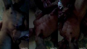 recostado en la cama