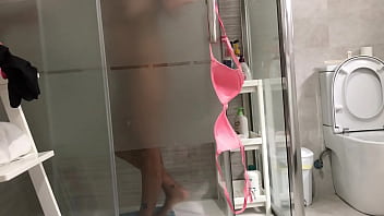 cu&ntilde_ada espiada en la ducha