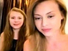 2 superbes soeurs s'amusent devant leur webcam