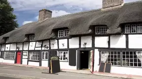 Brunette bombshell seduces lucky tourist in European heat