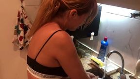 novinho ver sua tia gostosa do bundao lavando a louca