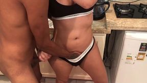 novinho ver sua tia gostosa do bundao lavando a louca