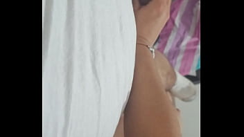 As&iacute_ me gusta manosear una verga rica, joven amateur masturba a su vecino cuando no hay nadie en casa
