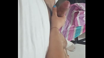 As&iacute_ me gusta manosear una verga rica, joven amateur masturba a su vecino cuando no hay nadie en casa