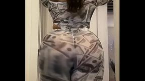 Elle remue son gros cul