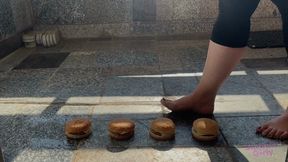 Sneaker-Girl Ella - Barefeet Burger Crush