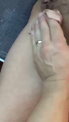 Jasmine liebt das Pinkeln, egal ob Boot oder Balkon   Clip 2