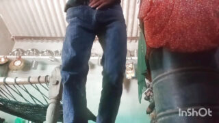 Gruby czarny tatuś dostaje fellatio od naoliwionych młodych indyjskich pulchnych chłopców z dużymi penisami w parującej łazience analnie