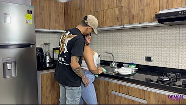 Follo el culo gordo de mi vecina en la cocina mientras su esposo esta afuera en su fiesta de cumplea&ntilde_os