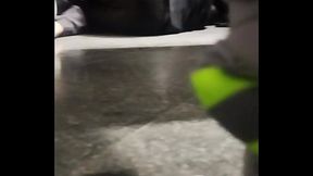 Banheirao cara chegou de viagem foi pro banheiro deitou no box e caiu de boca na rola. o faxineiro ainda ficou vigiando.